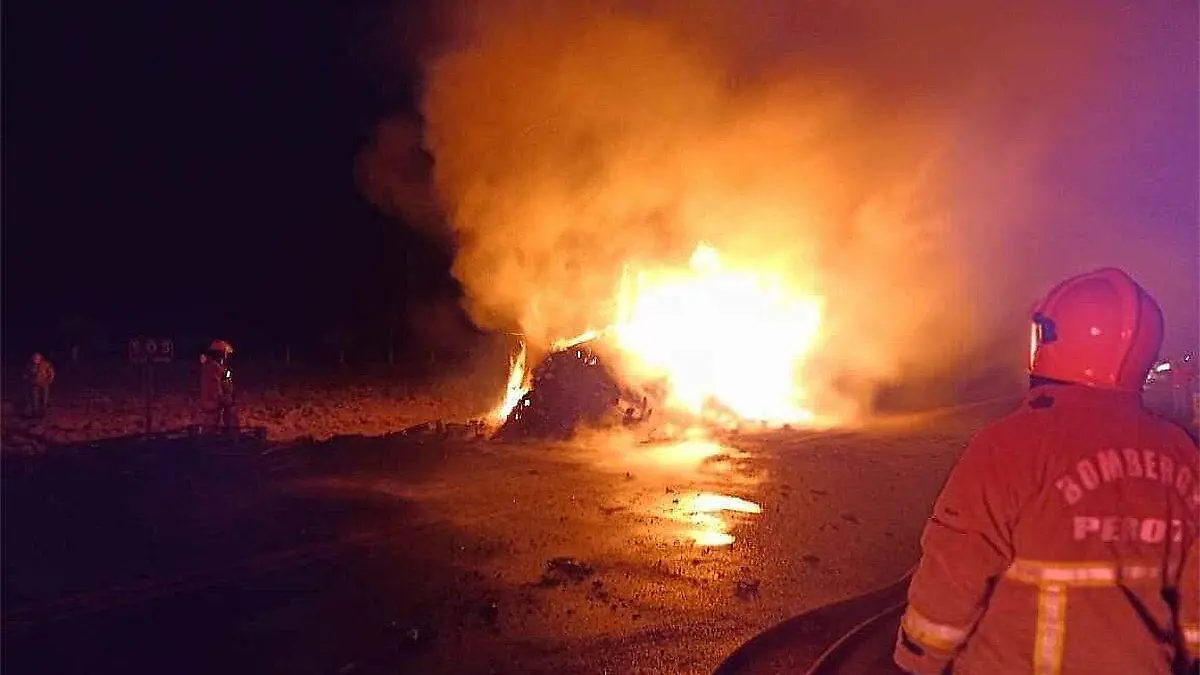 Bomberos atienden incendio de camión en carretera de Perote